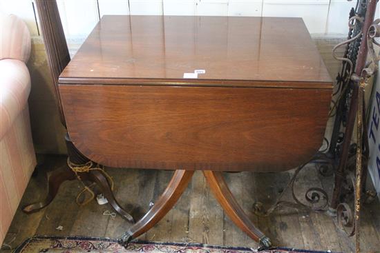 Georgian style cross-banded mahogany breakfast table(-)